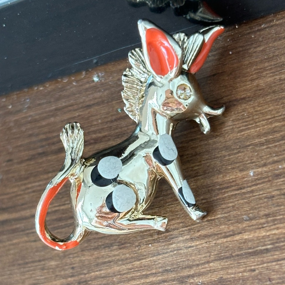 Vtg Silly donkey brooch pin/pink ears and tail/ gold tone/ pin closure works